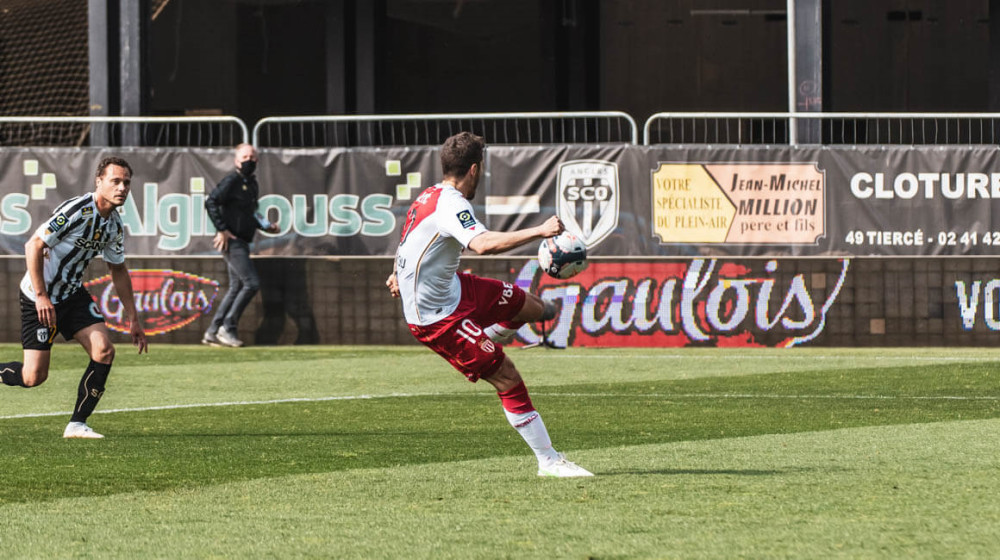  里昂主场惨败尼斯，防守漏洞暴露主帅承压  